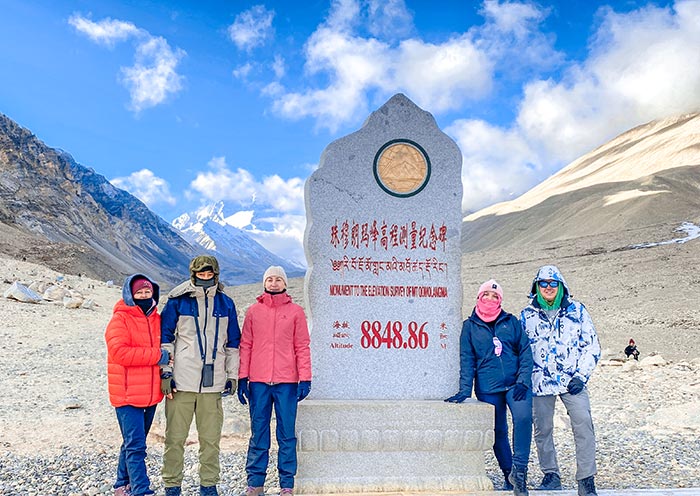 遊客在珠峰紀念碑前合影