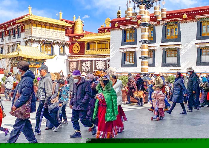 當地人在大昭寺前散步