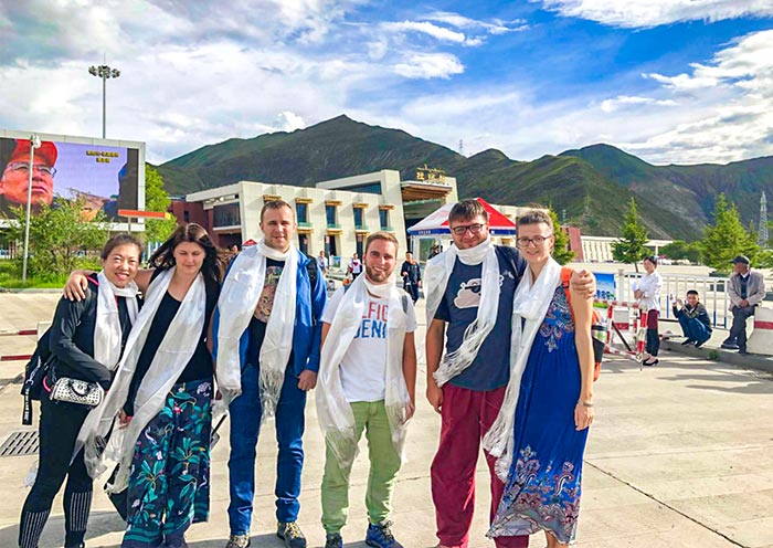 用哈達在拉薩火車站迎接貴賓