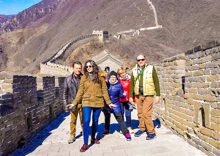 遊客在秋天參觀慕田峪長城