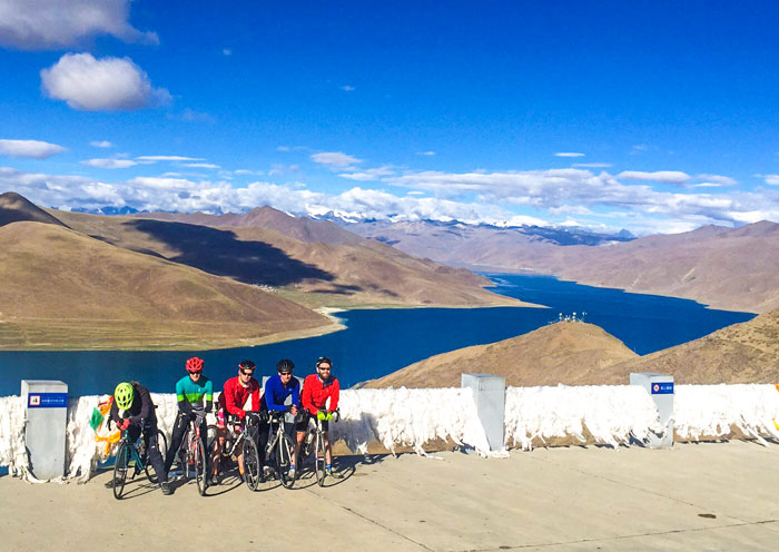 騎行在羊卓雍措湖