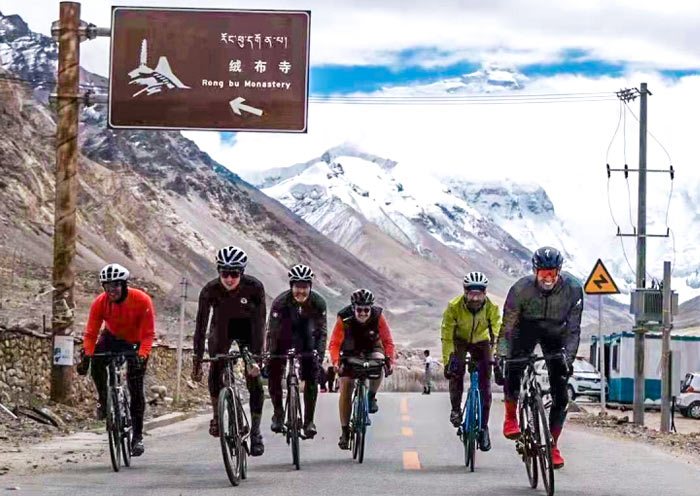 騎行在絨布寺附近