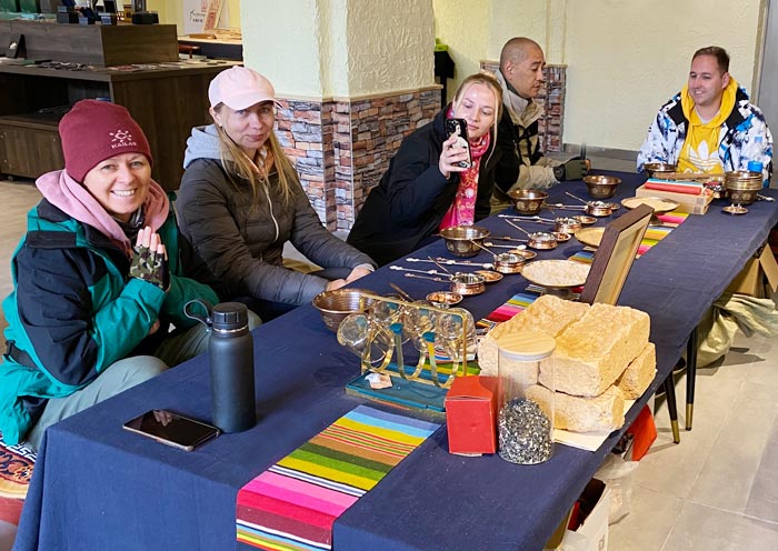 我們的客人學習如何製作藏香