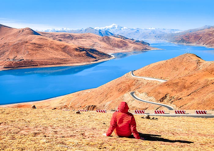 享受羊卓雍措湖的風景